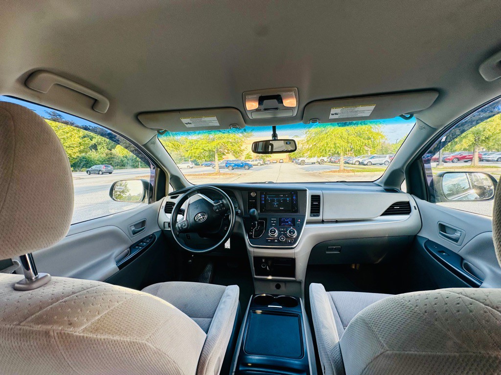 2016 Toyota Sienna Image 15