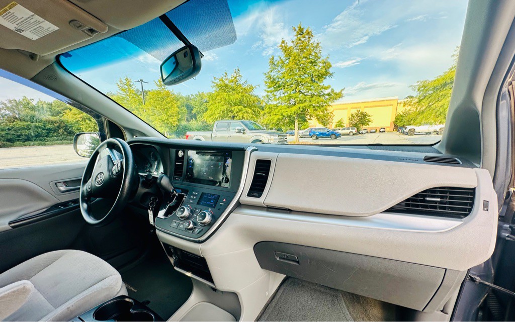 2016 Toyota Sienna Image 16