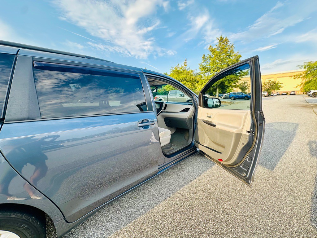 2016 Toyota Sienna Image 17