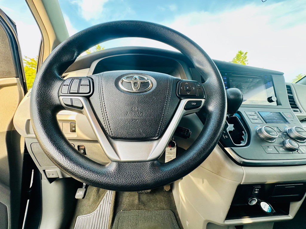2016 Toyota Sienna Image 18