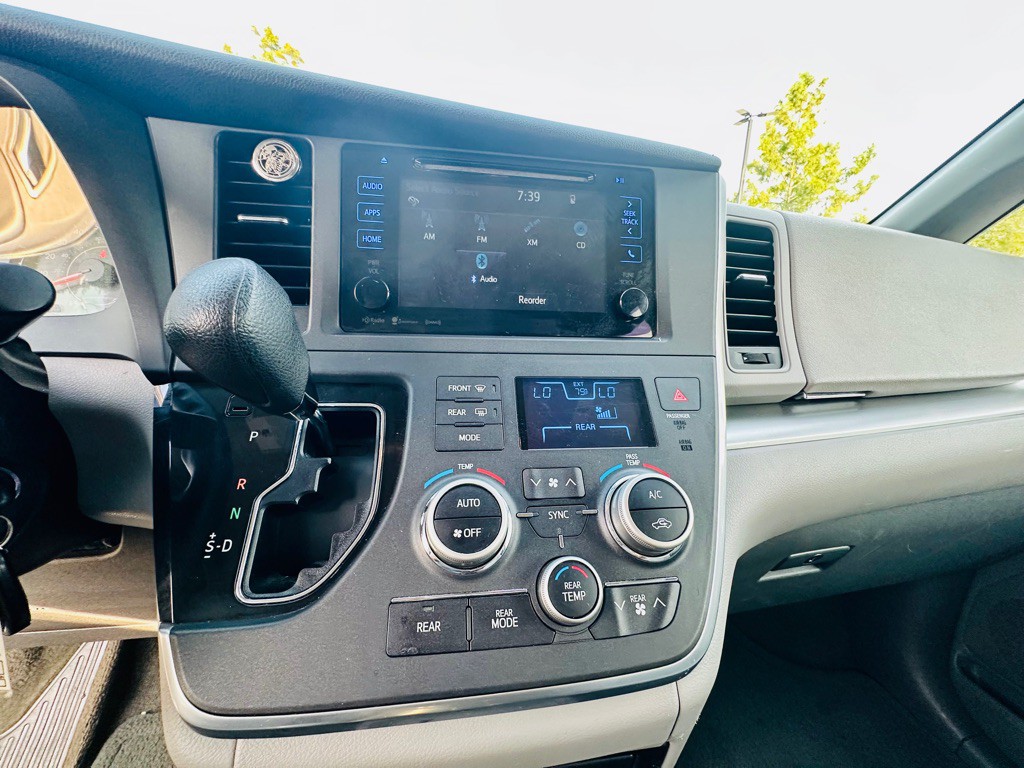 2016 Toyota Sienna Image 19