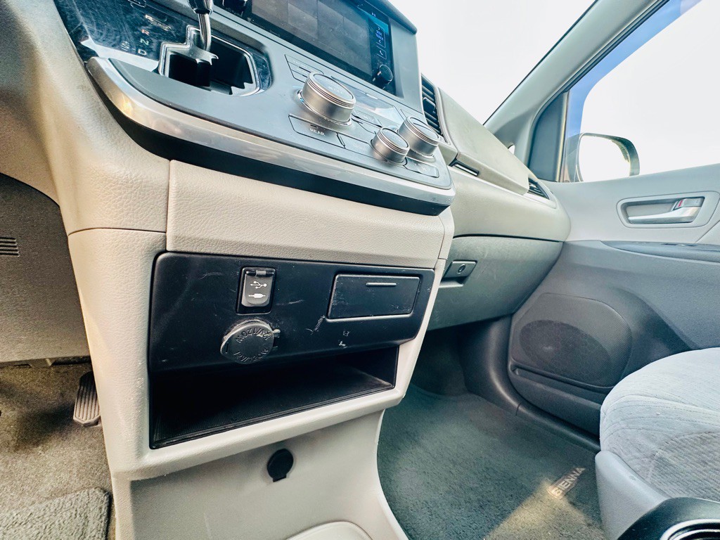 2016 Toyota Sienna Image 21