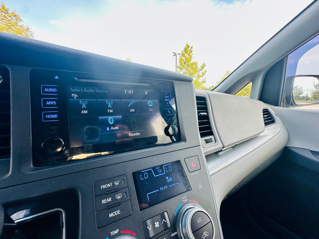 2016 Toyota Sienna Image 26