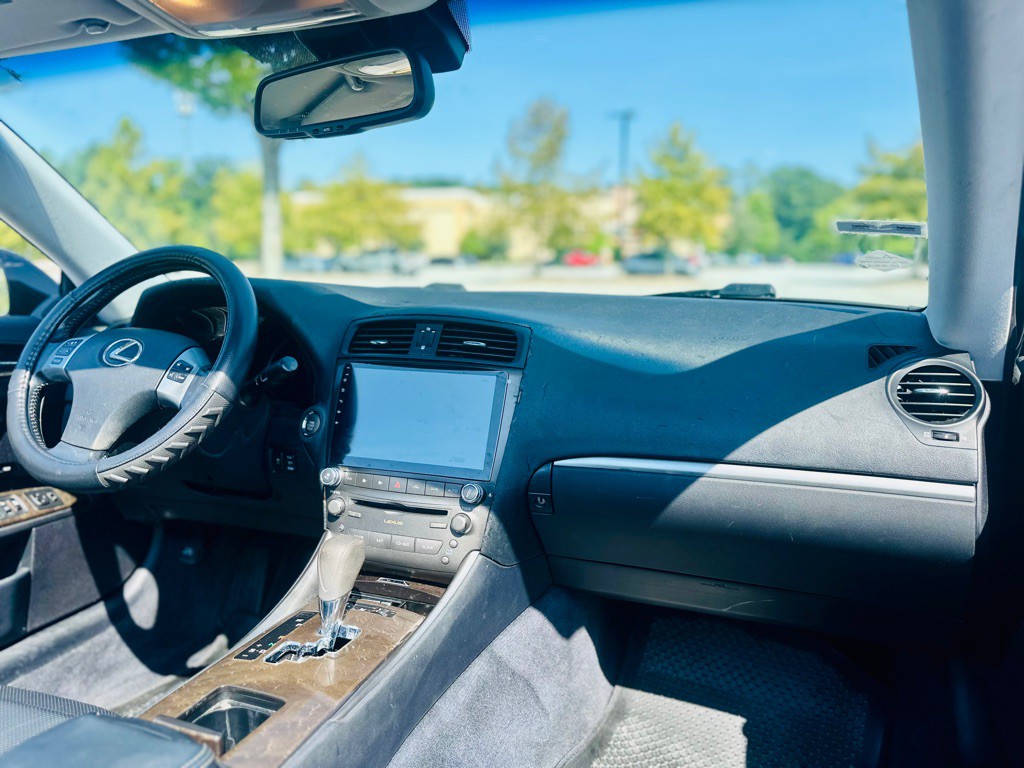 2011 Lexus IS Image 11