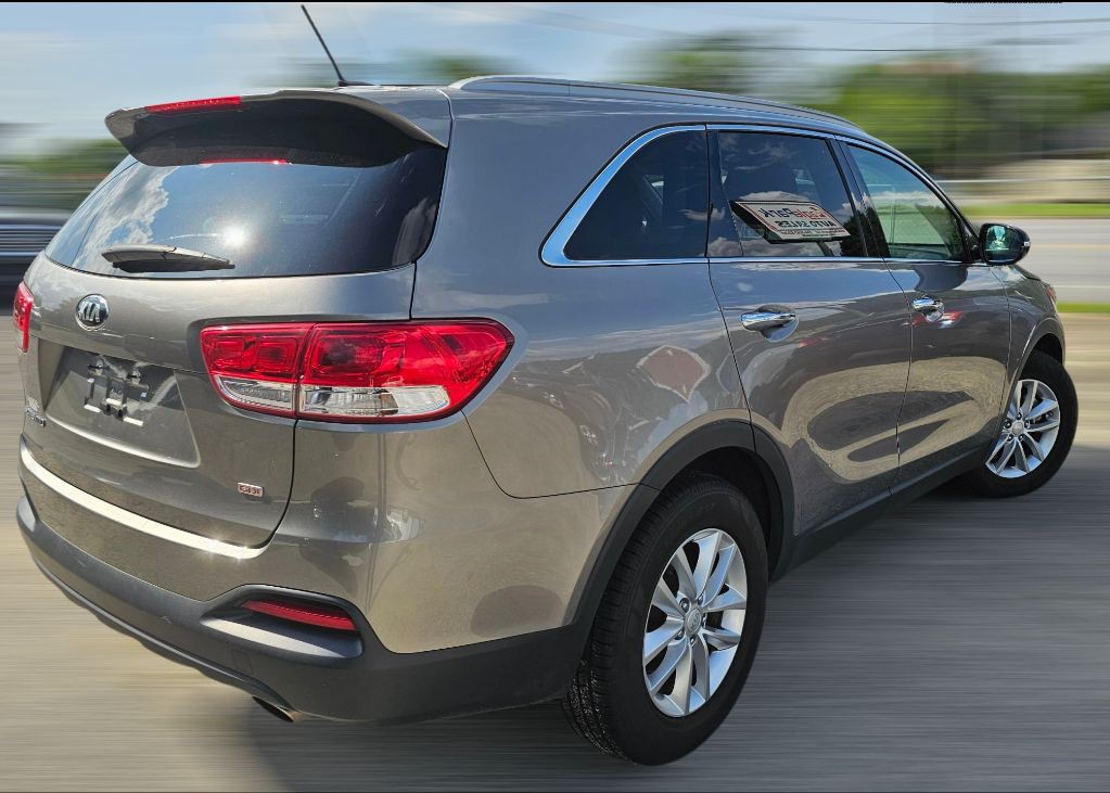 2016 Kia Sorento Image 2