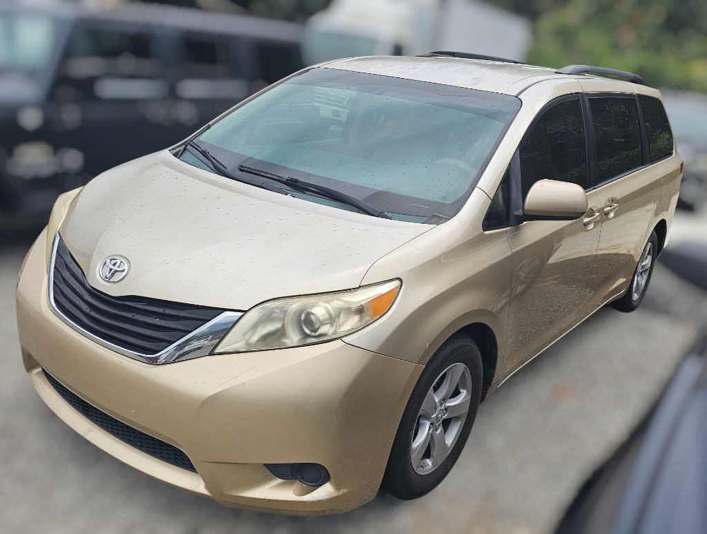 2013 Toyota Sienna Image 2