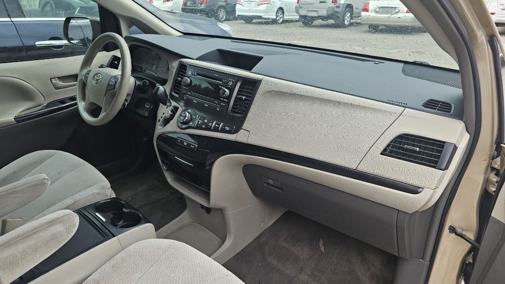 2013 Toyota Sienna Image 4