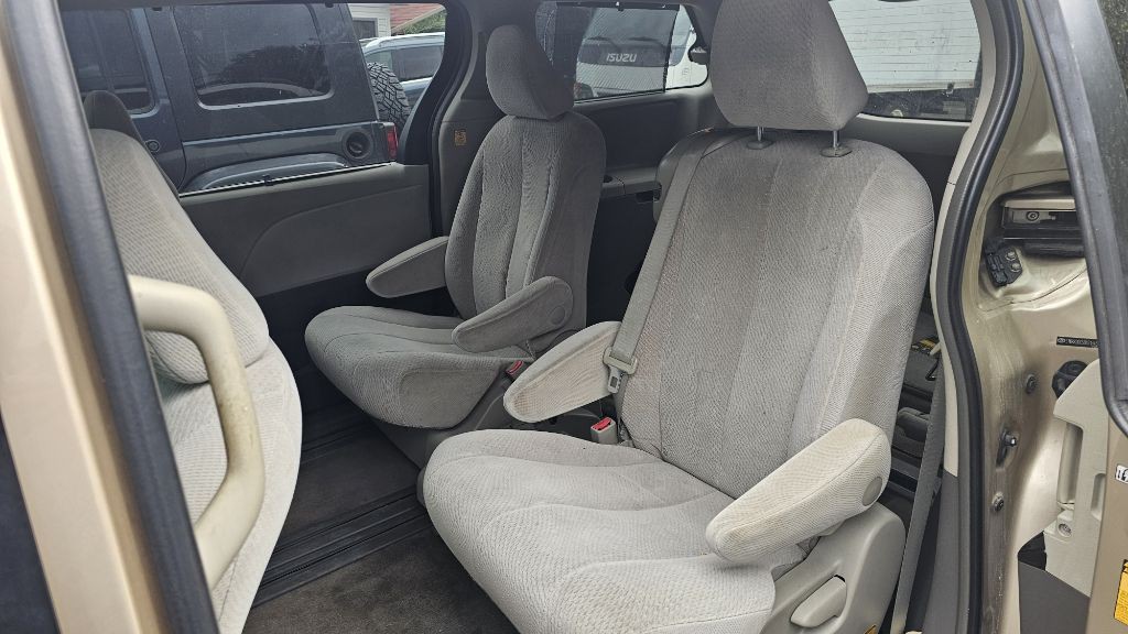 2013 Toyota Sienna Image 5