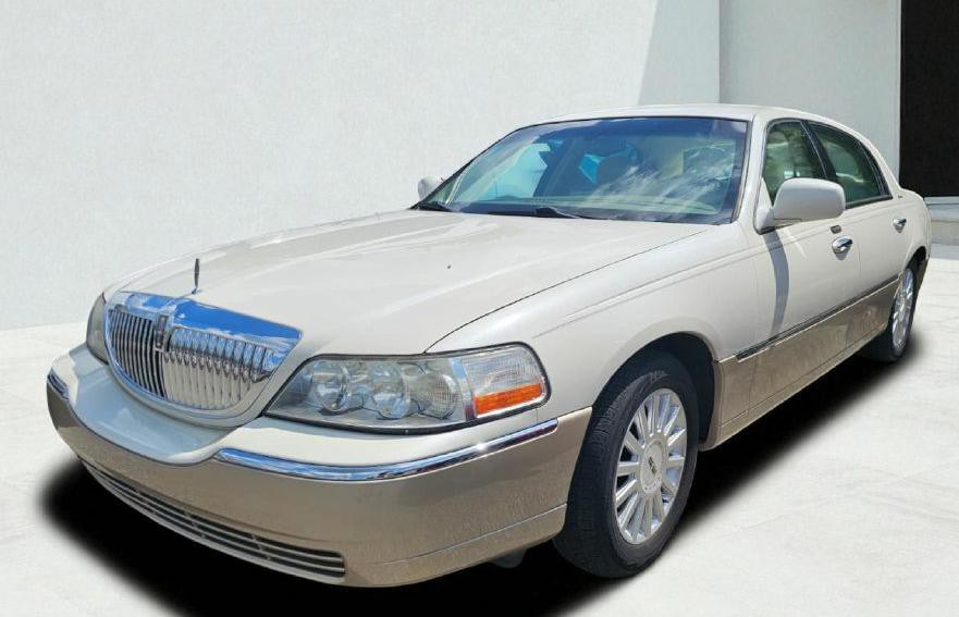 2005 Lincoln Town Car Image 2