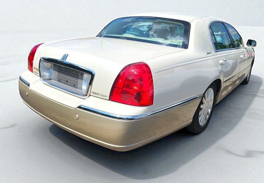 2005 Lincoln Town Car Image 3