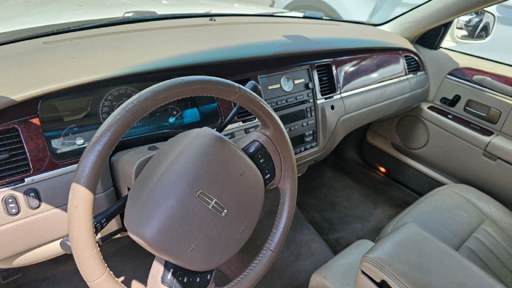 2005 Lincoln Town Car Image 6