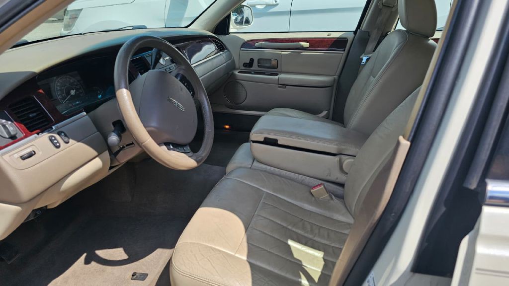 2005 Lincoln Town Car Image 7
