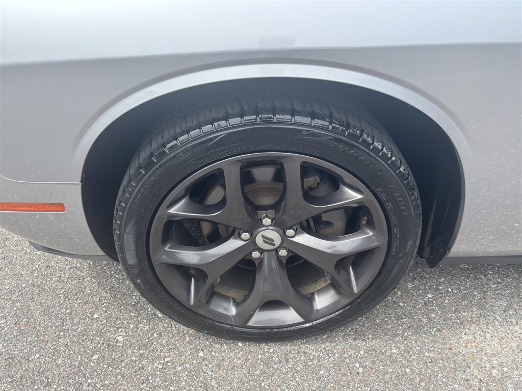 2017 Dodge Challenger Image 10