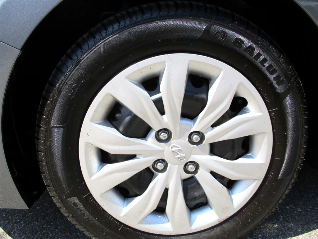 2020 Hyundai Accent Image 9