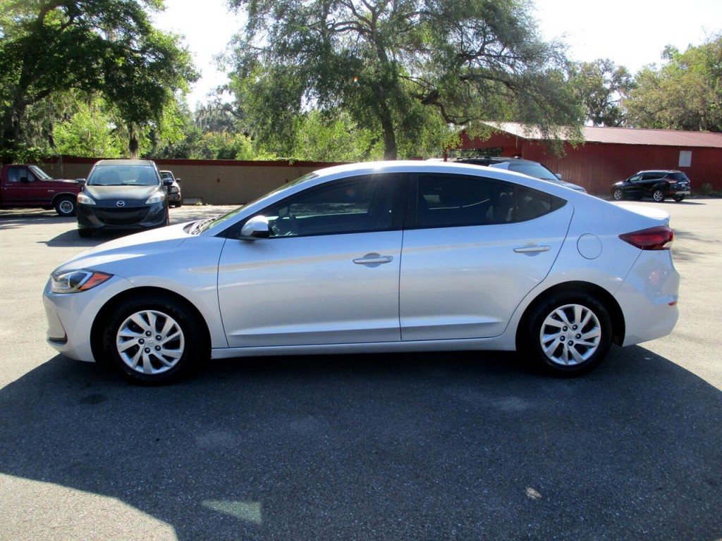 2017 Hyundai Elantra Image 2