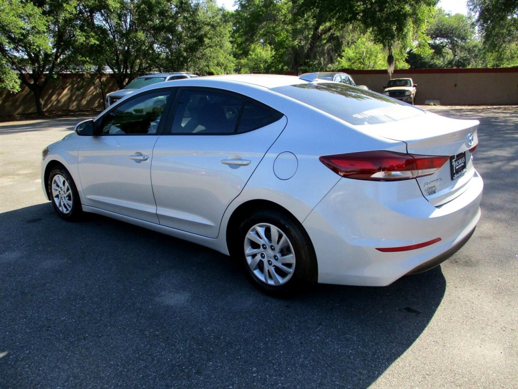 2017 Hyundai Elantra Image 3