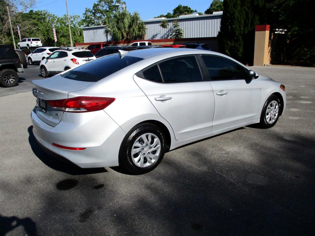 2017 Hyundai Elantra Image 5
