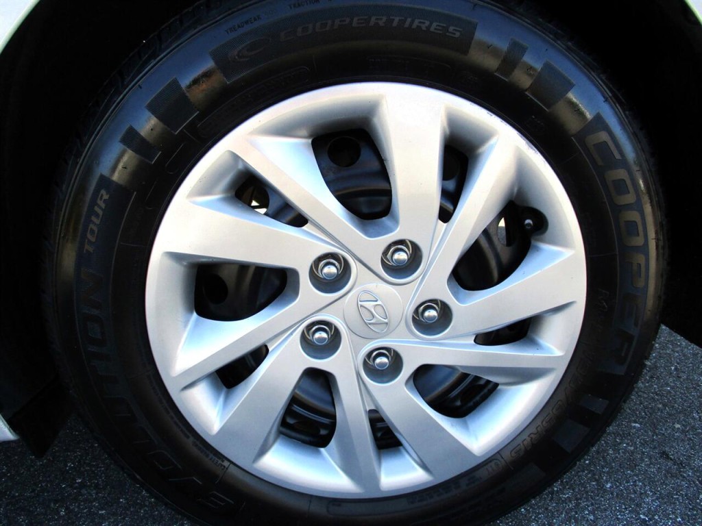 2017 Hyundai Elantra Image 9