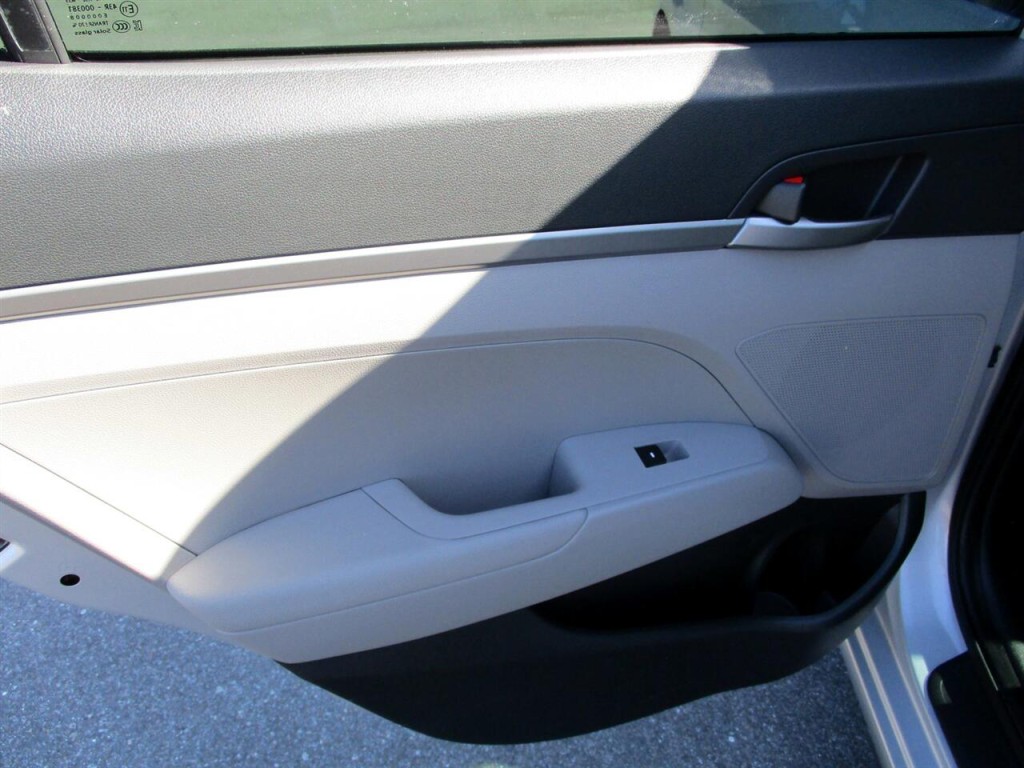 2017 Hyundai Elantra Image 19