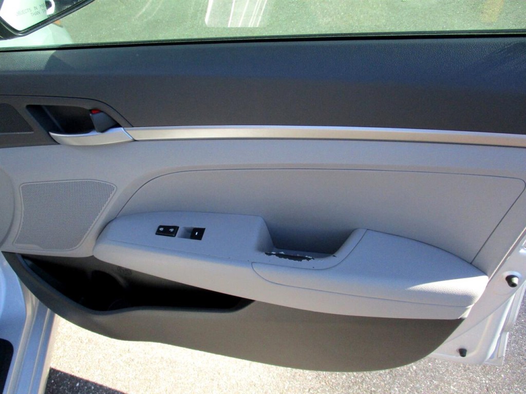 2017 Hyundai Elantra Image 24