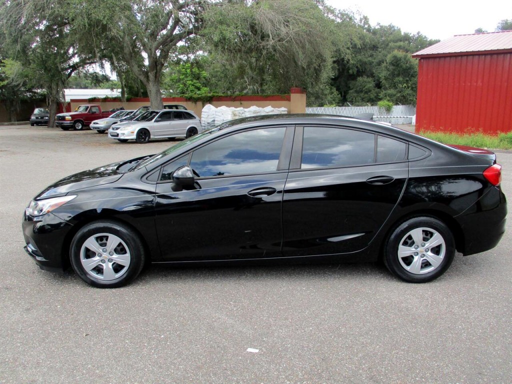 2017 Chevrolet Cruze Image 2