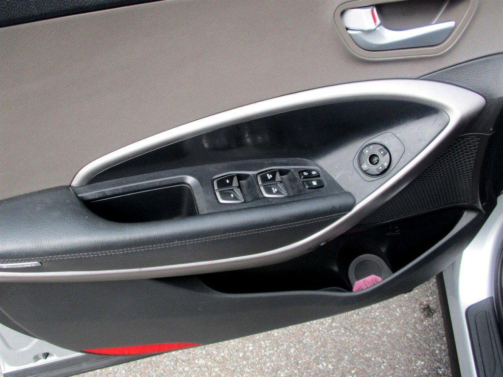 2015 Hyundai Santa Fe Image 11