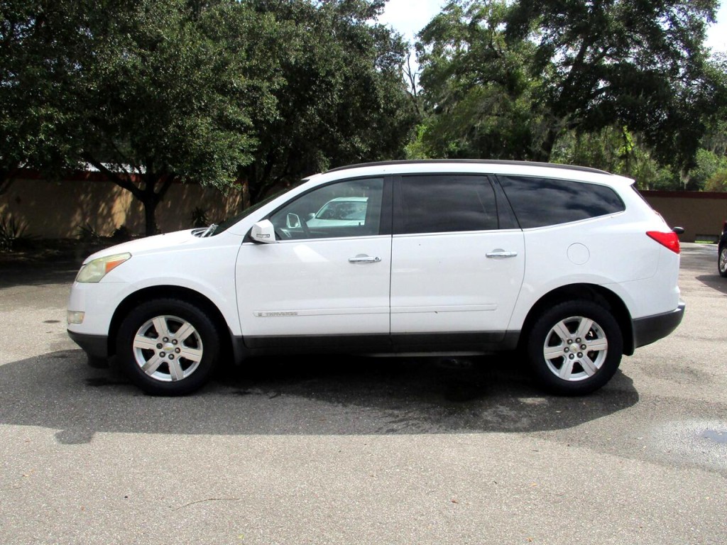 2009 Chevrolet Traverse Image 2