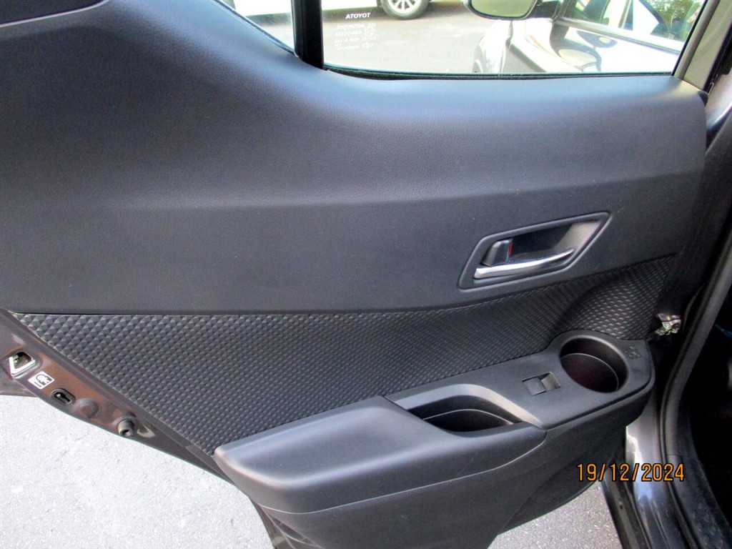 2021 Toyota C-HR Image 21