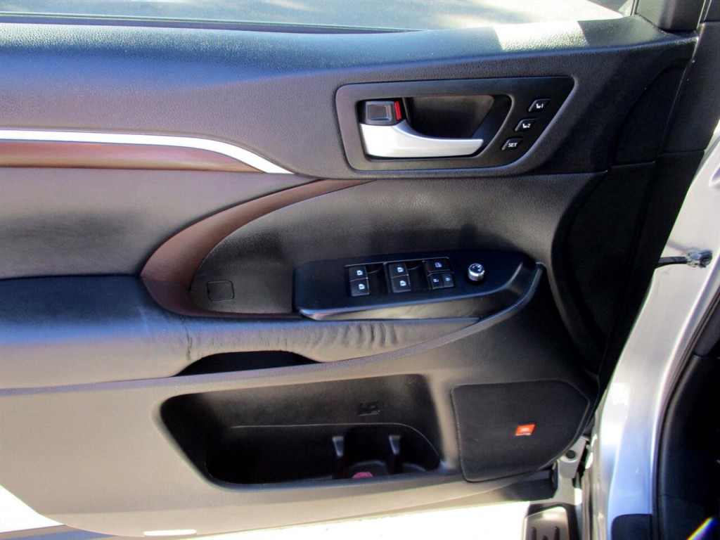 2015 Toyota Highlander Image 11