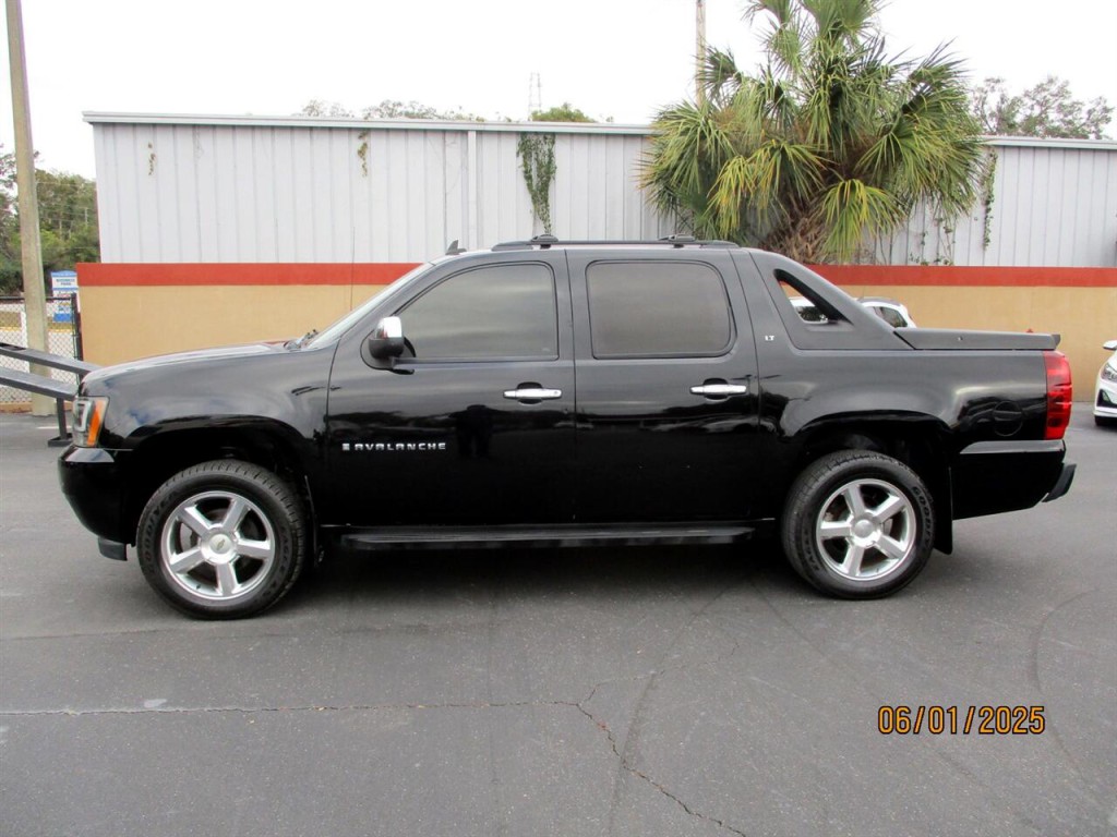 2009 Chevrolet Avalanche Image 2
