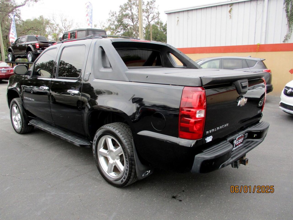 2009 Chevrolet Avalanche Image 3