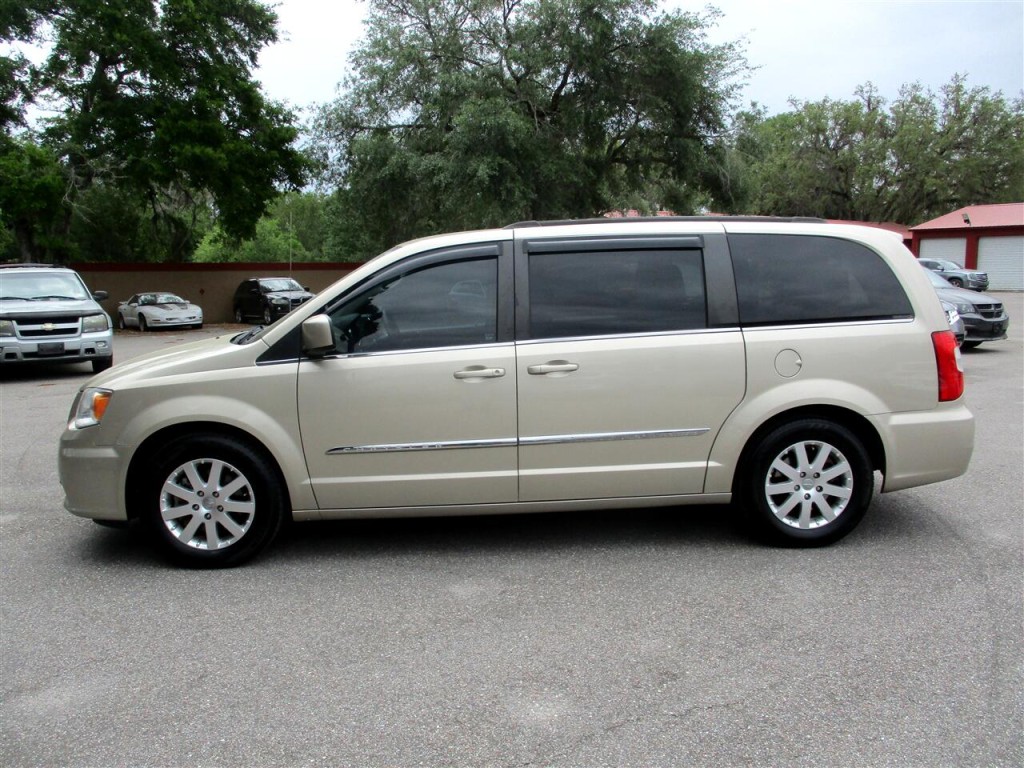 2015 Chrysler Town & Country Image 2