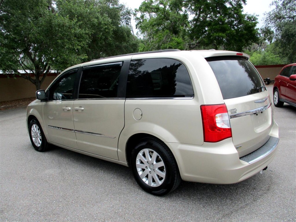 2015 Chrysler Town & Country Image 3