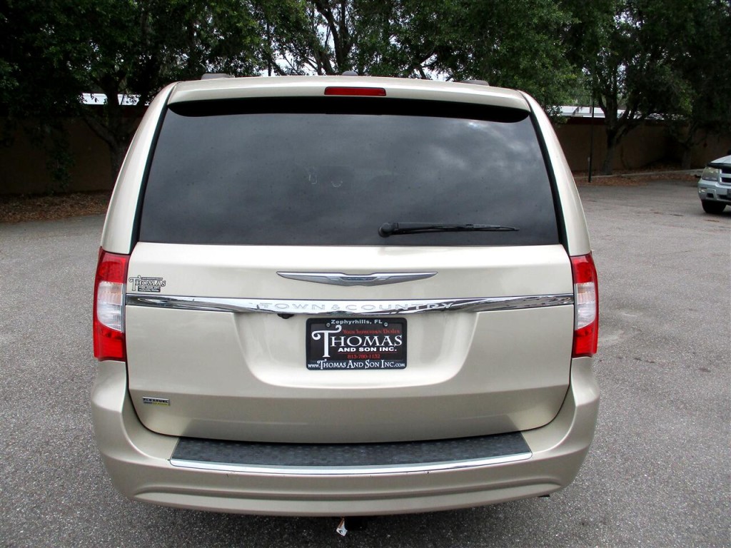 2015 Chrysler Town & Country Image 4
