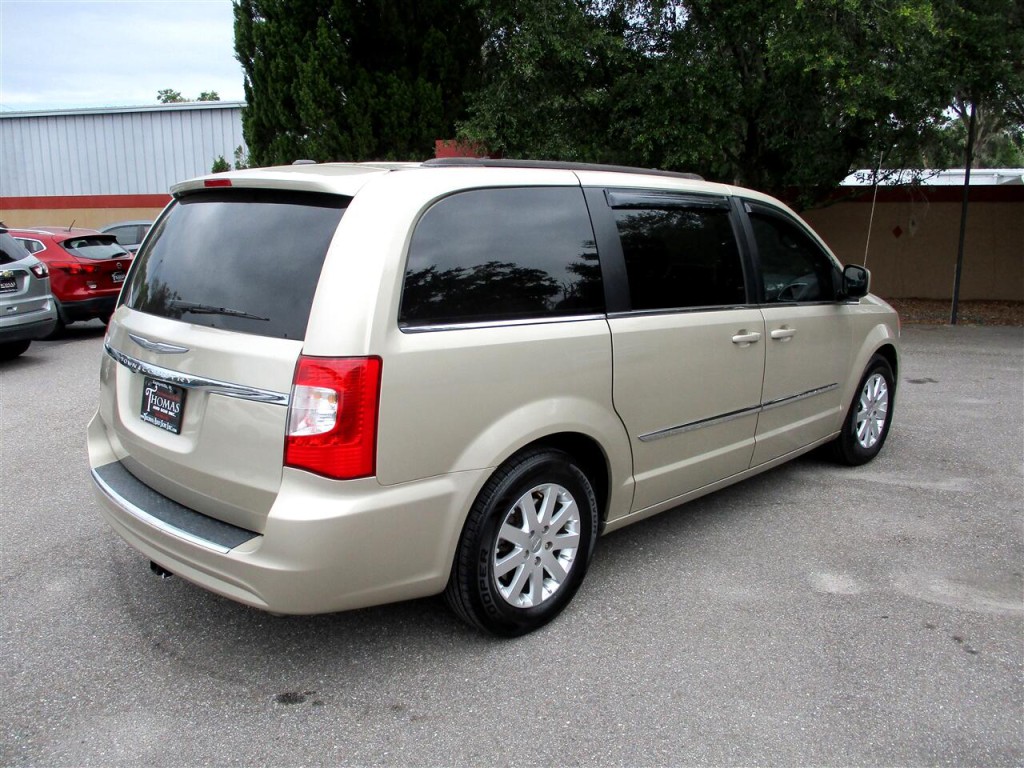 2015 Chrysler Town & Country Image 5