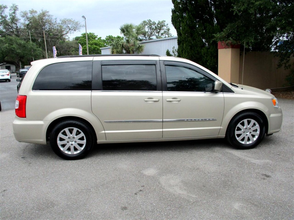 2015 Chrysler Town & Country Image 6