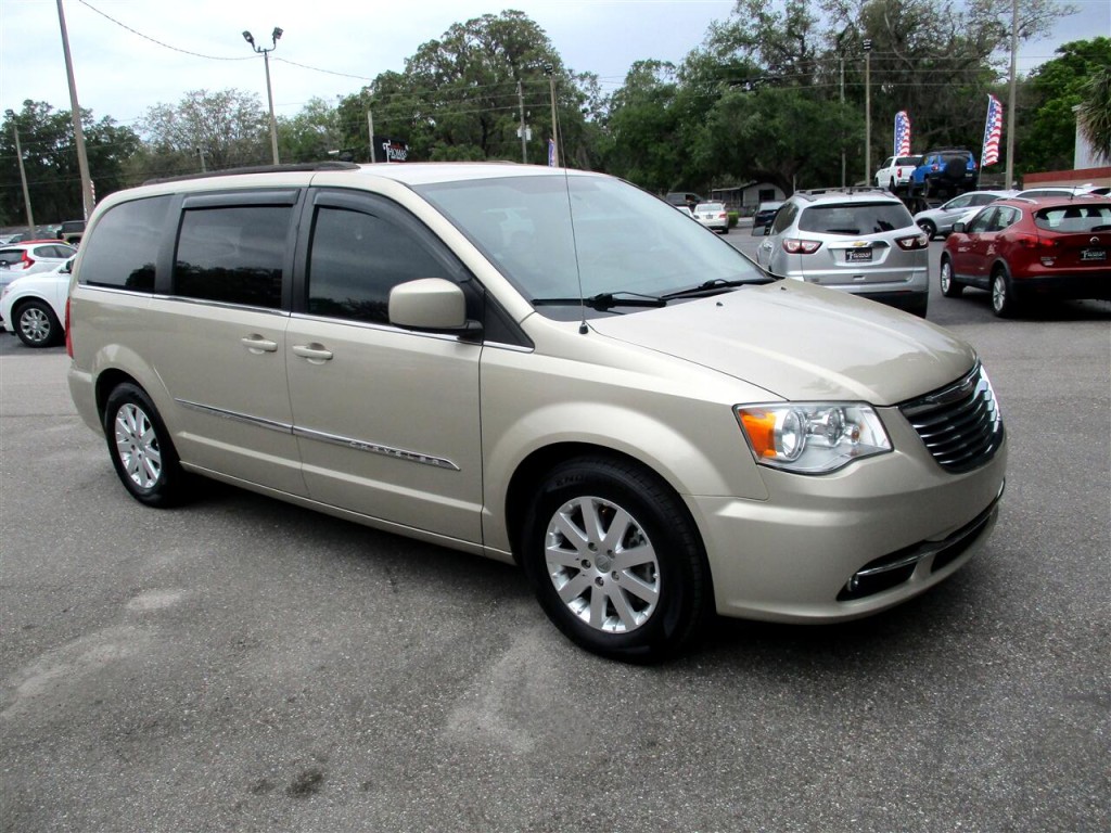 2015 Chrysler Town & Country Image 7