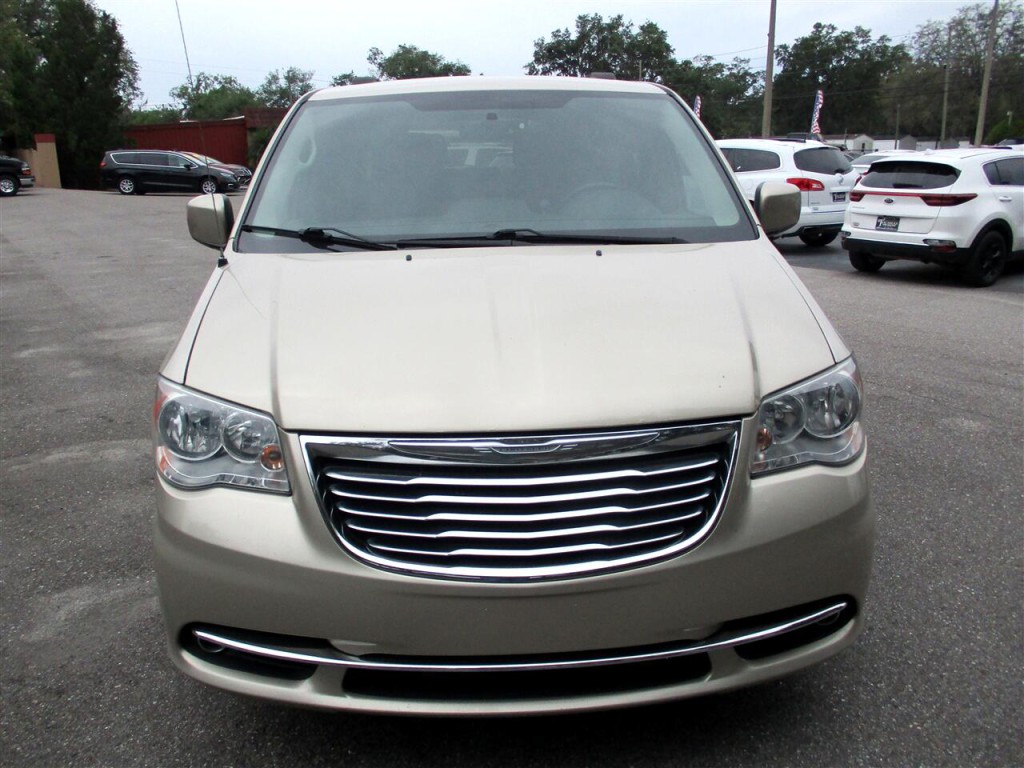 2015 Chrysler Town & Country Image 8