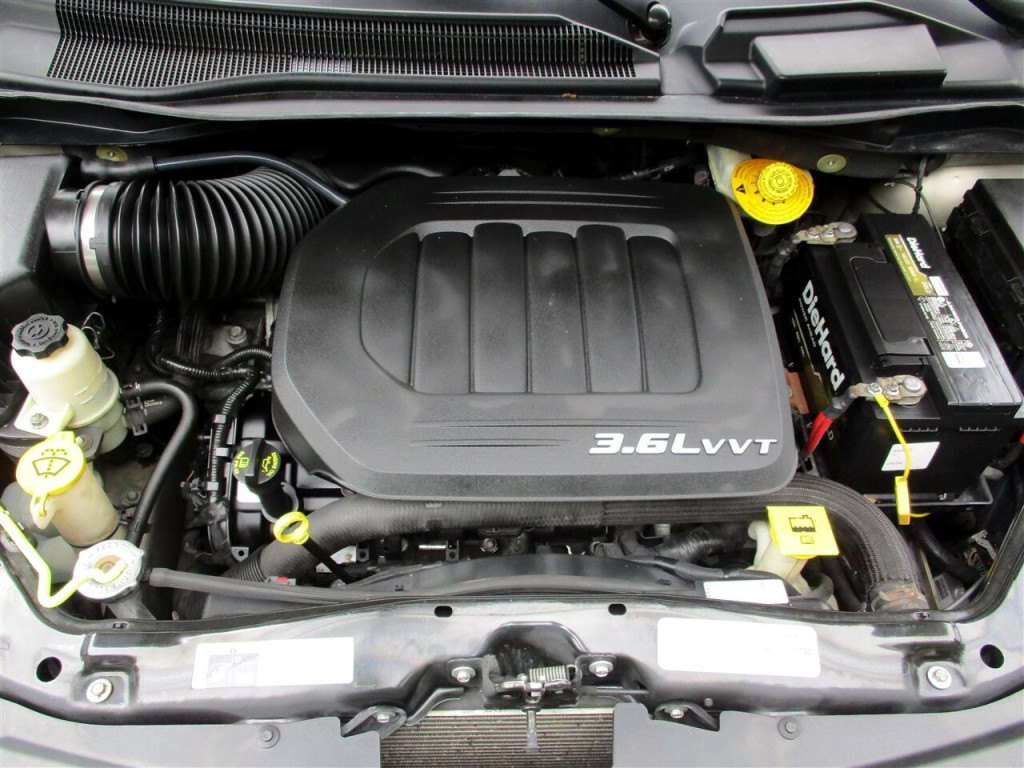 2015 Chrysler Town & Country Image 10
