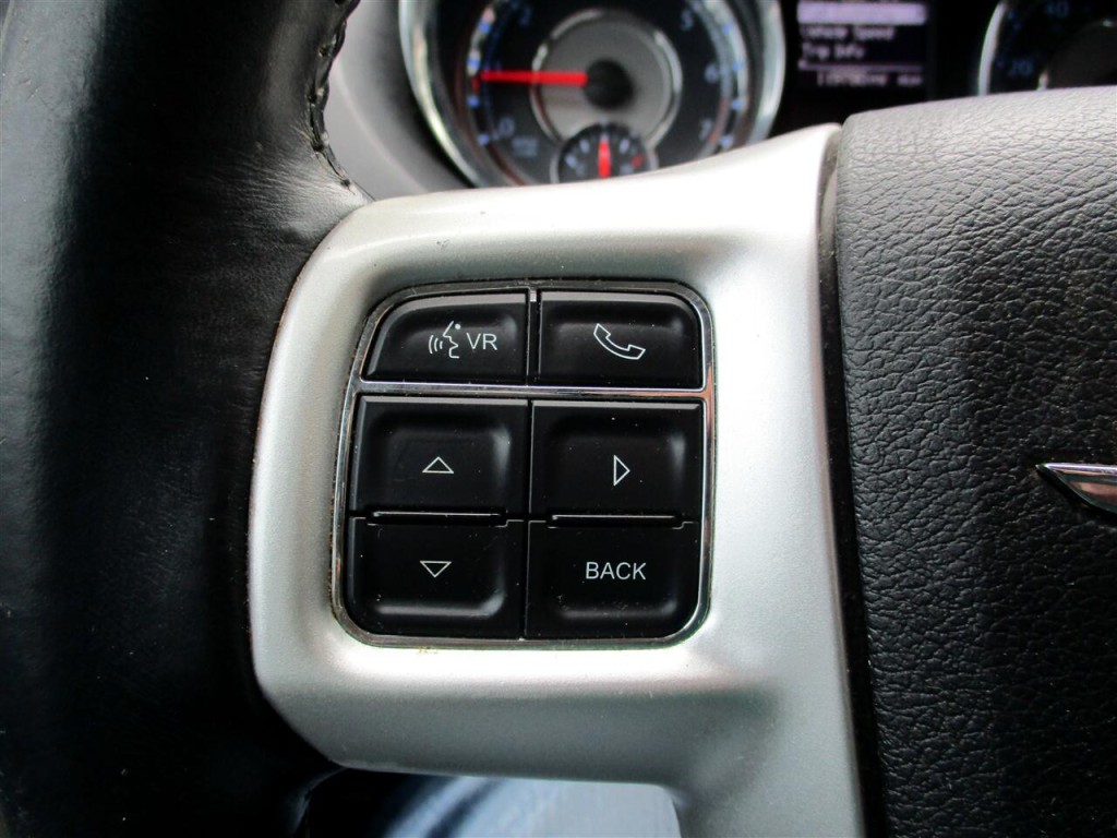 2015 Chrysler Town & Country Image 14