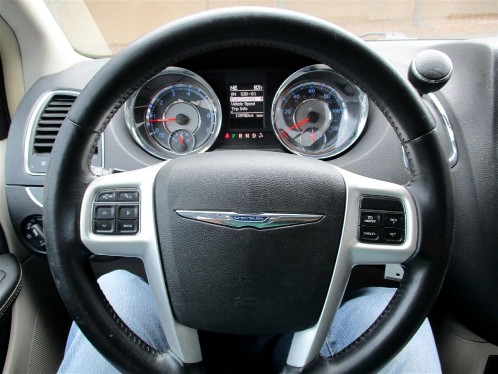 2015 Chrysler Town & Country Image 15