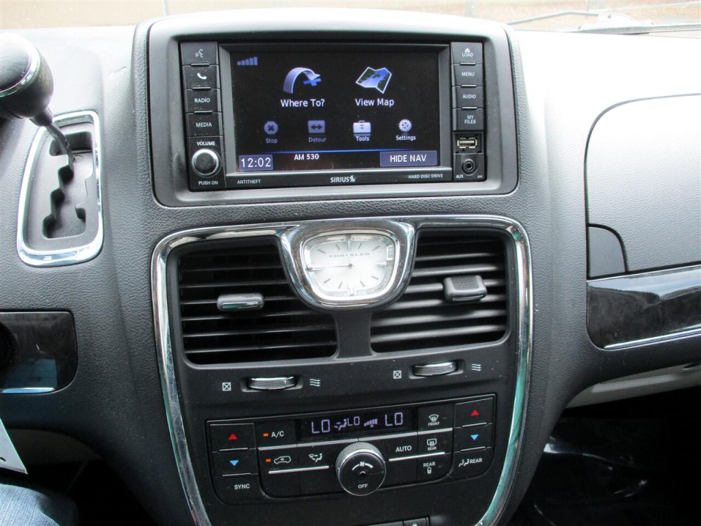 2015 Chrysler Town & Country Image 17