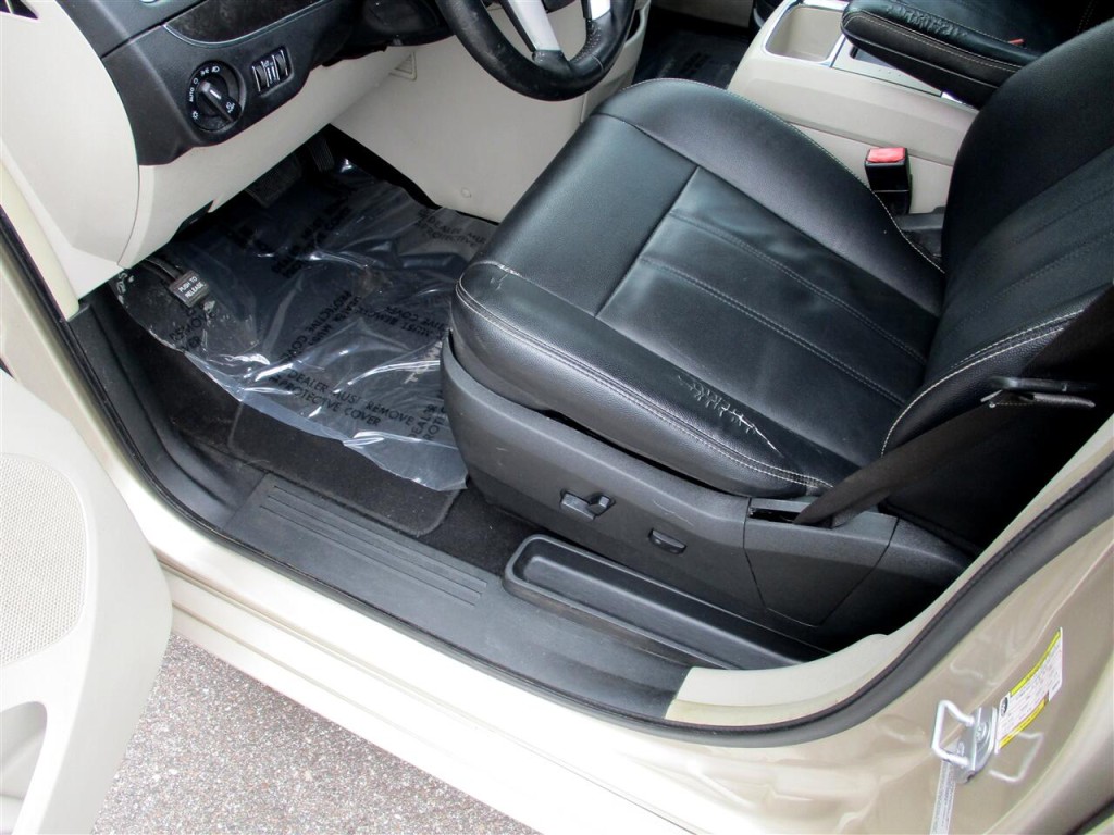 2015 Chrysler Town & Country Image 18