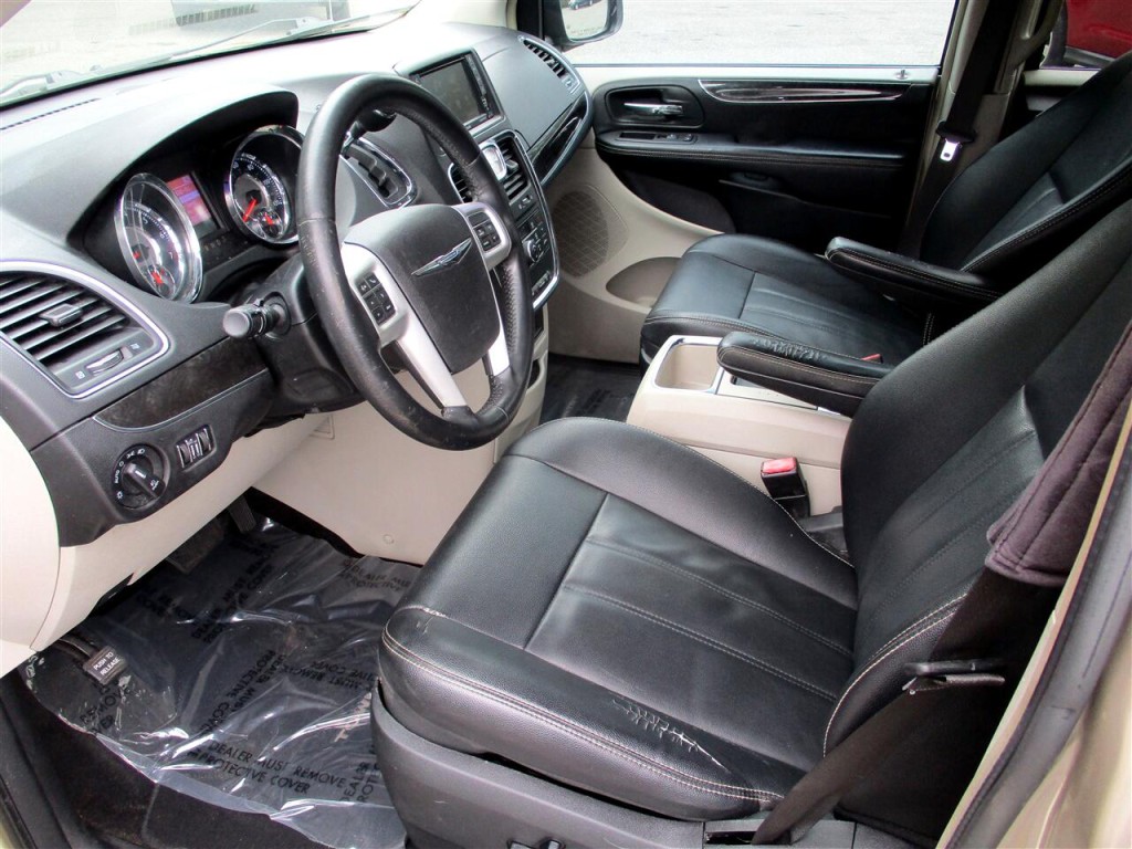 2015 Chrysler Town & Country Image 19