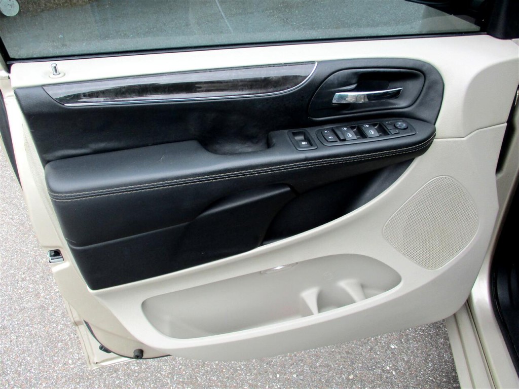 2015 Chrysler Town & Country Image 20