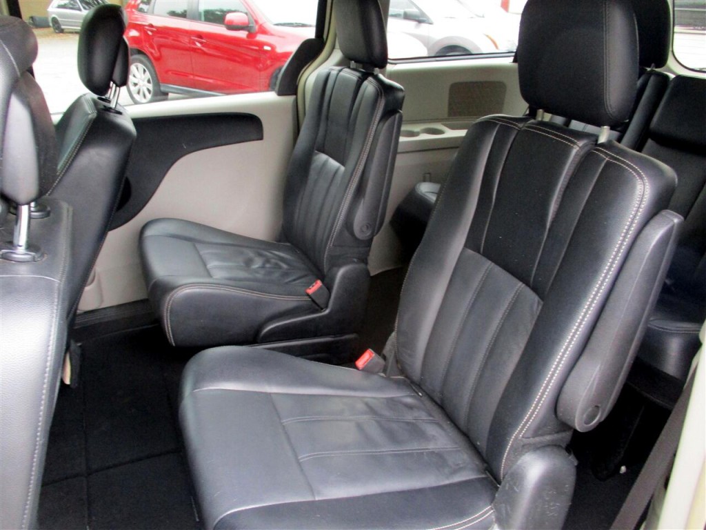 2015 Chrysler Town & Country Image 21