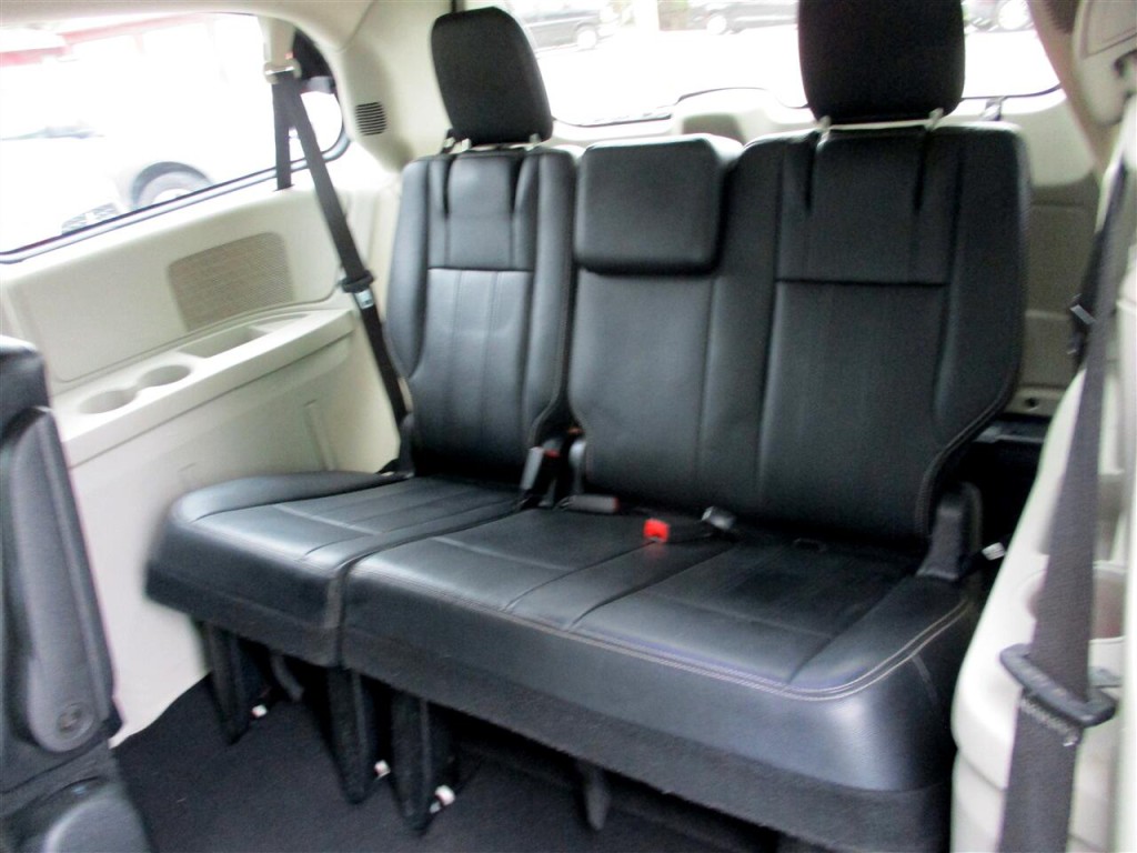 2015 Chrysler Town & Country Image 22