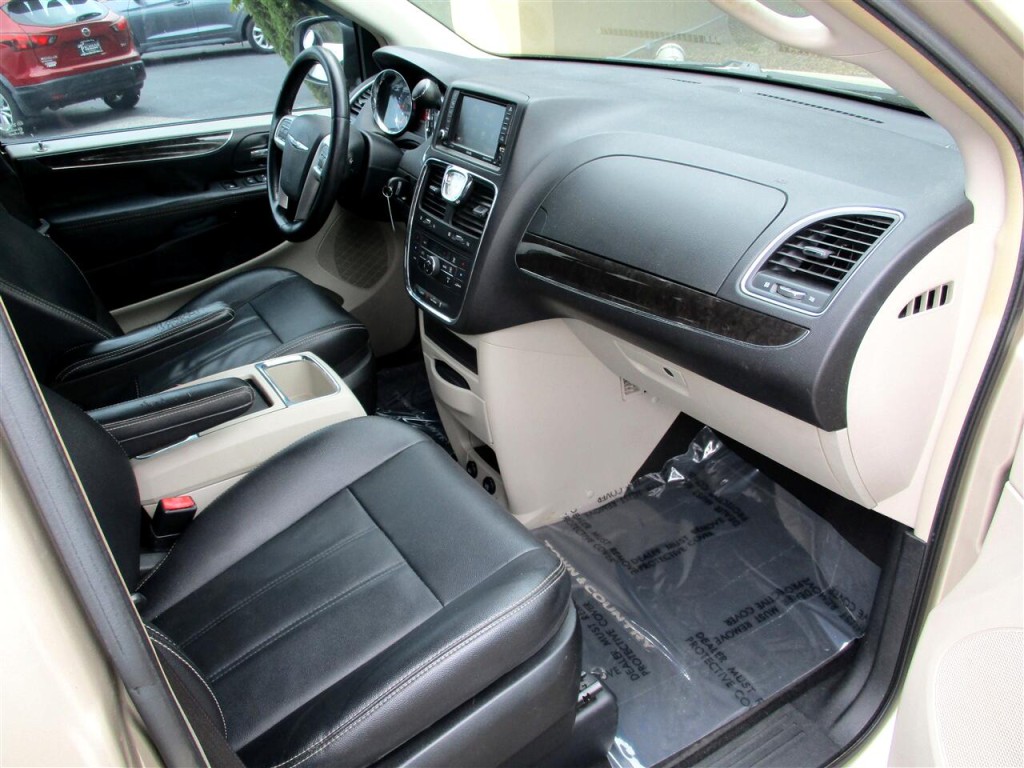 2015 Chrysler Town & Country Image 25