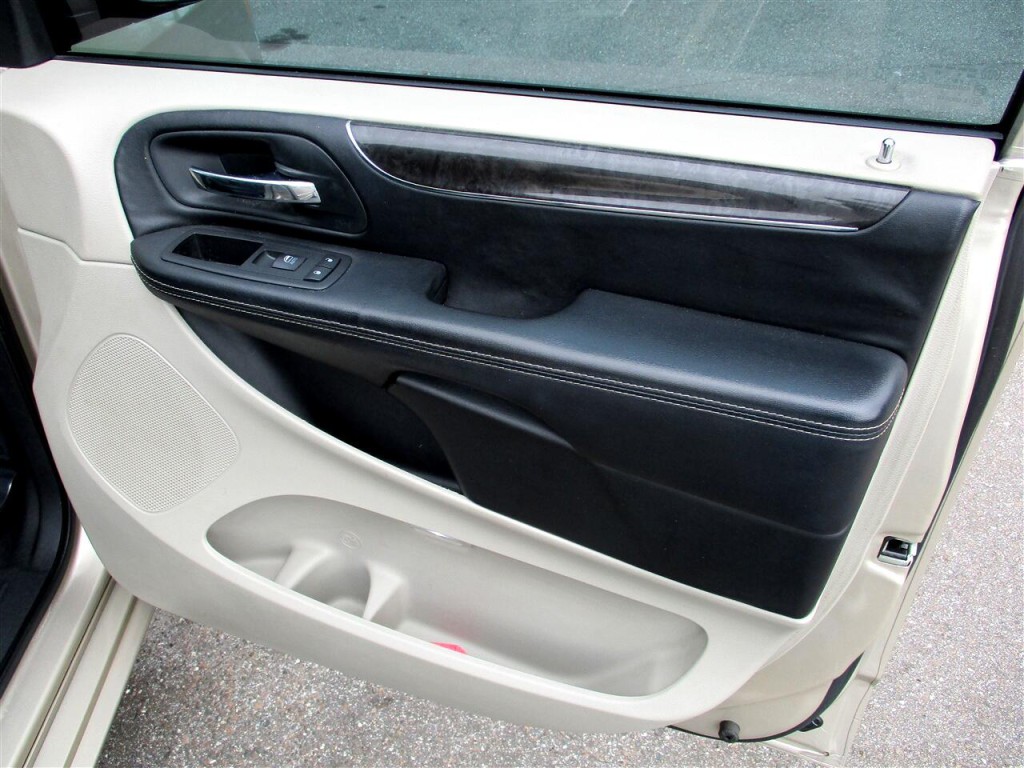 2015 Chrysler Town & Country Image 26