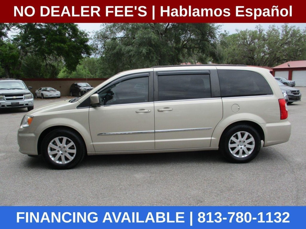 2015 Chrysler Town & Country Image 2